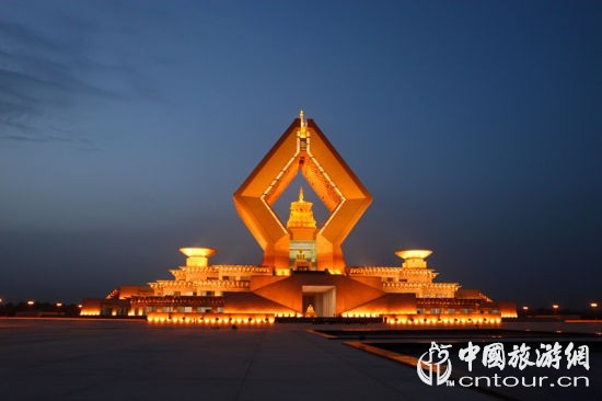 簇擁著佛祖真身指骨舍利的法門寺